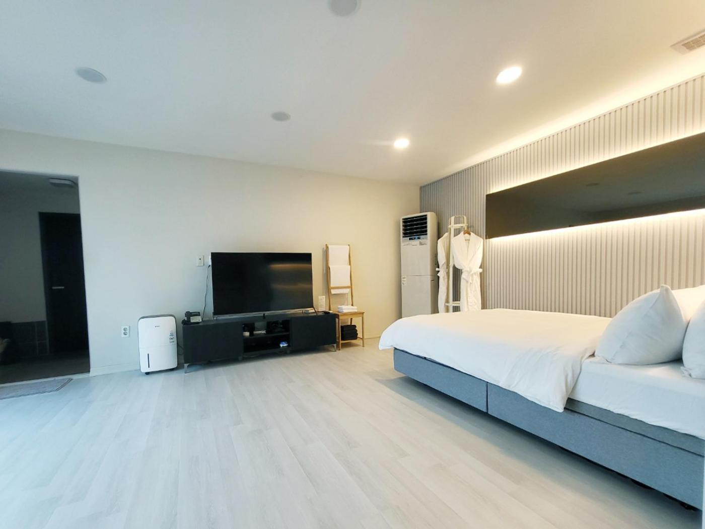 צ'ונג'ו Penatess Pool Villa מראה חיצוני תמונה
